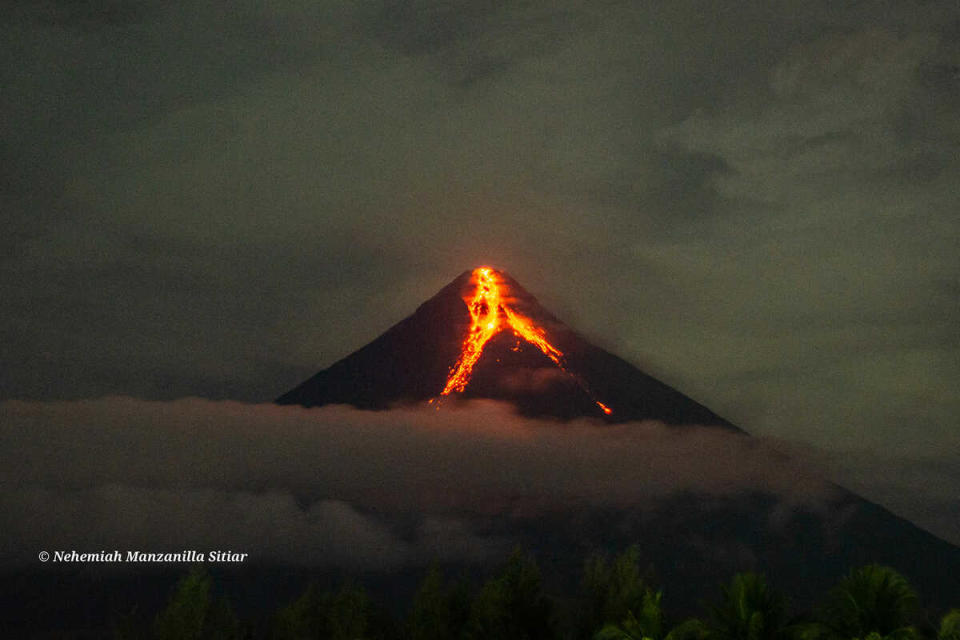 菲律賓「馬永火山」12日傳出「溢流式噴發」，國家火山暨地震研究所警告，火山正處於高度不穩定狀態，可能在數週或數天內發生可能危及生命的猛烈噴發。   圖：翻攝@PhilippineStar推特