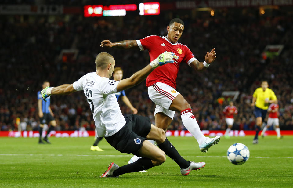 Football - Manchester United v Club Brugge - UEFA Champions League Qualifying Play-Off First Leg - Old Trafford, Manchester, England - 18/8/15 Manchester United's Memphis Depay in action with Club Brugge's Sebastien Bruzzese Reuters / Darren Staples Livepic EDITORIAL USE ONLY.