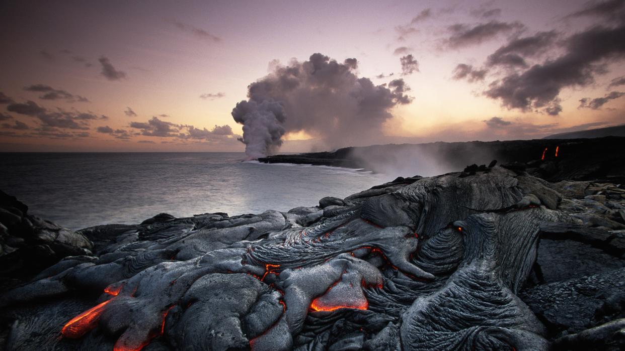  Eruption at Volcanoes National Park. 