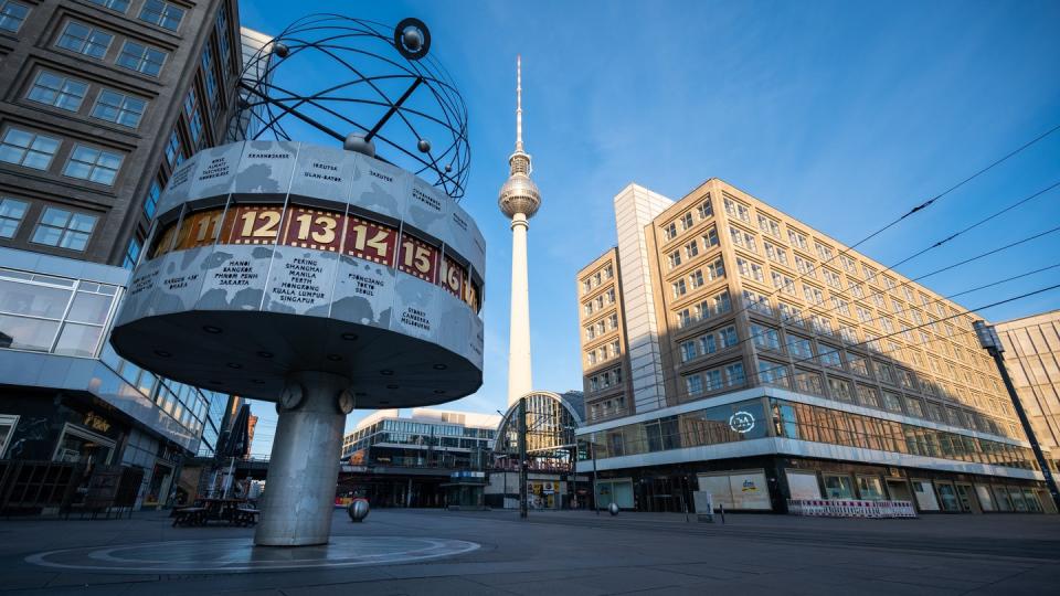 Mitte April in Berlin: Der Alexanderplatz ist fast menschenleer (Bild: dpa)