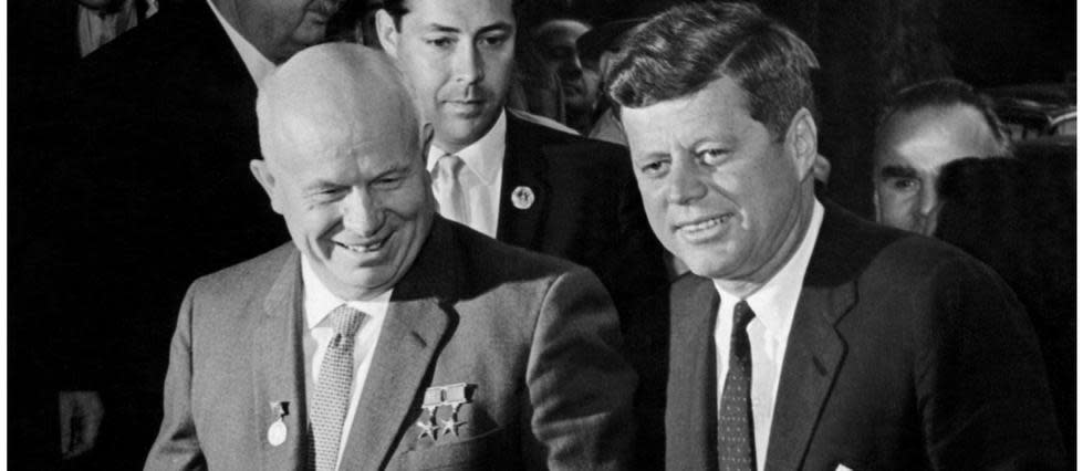 John F. Kennedy, ici avec Nikita Khrouchtchev. Le président souffrait du dos, il était aussi atteint d'une maladie rénale.
