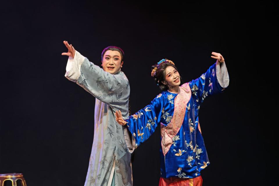 由傳藝金曲獎得主蘇國慶領銜主演，飾演王元豐，旦角新秀吳代真飾演狐狸小翠。(榮興客家採茶劇團提供)