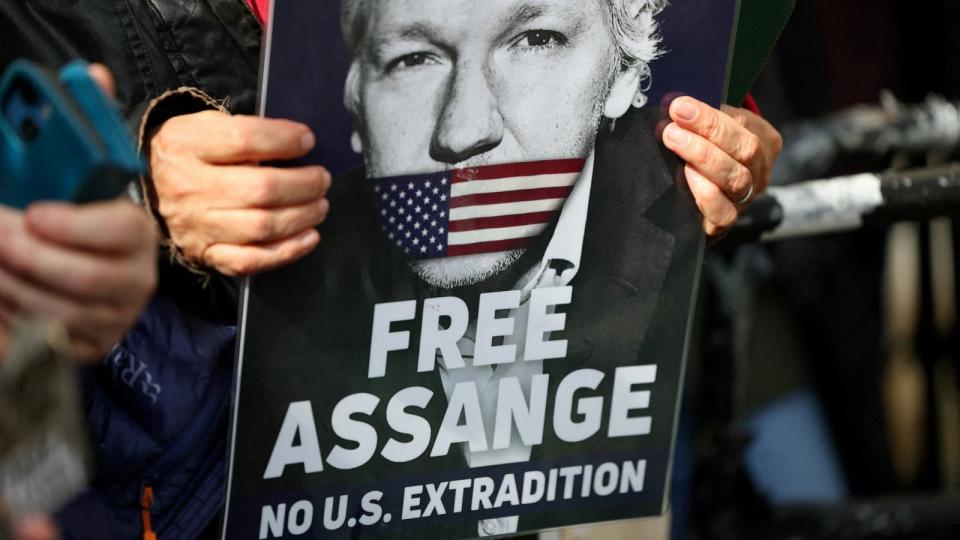 PHOTO: FILE PHOTO: London High Court hands down Julian Assange appeal ruling (Toby Melville/Reuters)