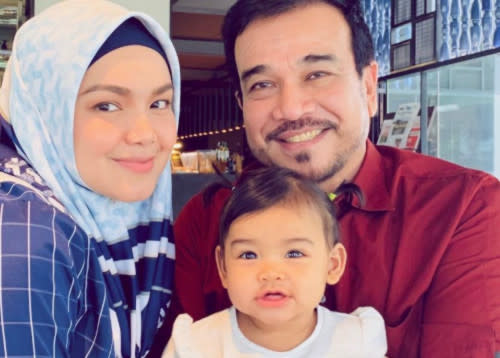 Siti Nurhaliza seen here with husband Datuk K and daughter Siti Aafiyah. (Photo source: mStar)