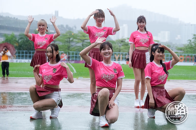 樂天女孩六位成員5月來港時在雨中表演。（圖：體路資料庫）
