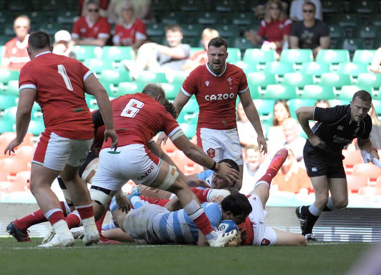 Matías Moroni anota el primer try de su equipo durante el partido entre Gales y Argentina en el Principality Stadium de Cardiff.