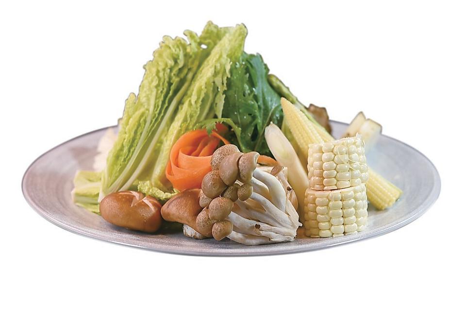 〈黑毛屋招待所〉的〈季節野菜盤〉，有日本高麗菜、娃娃菜、大蔥、京水菜、山藥，台灣蘆筍、水果玉米、綜合菇蕈、木棉豆腐與紅蘿蔔。圖／姚舜