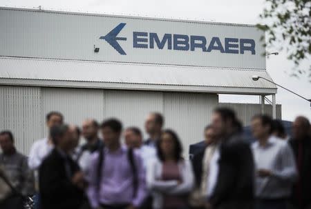 Employees of Embraer's main aircraft factory hold an assembly outside their workplace where they discussed the strike they declared a day earlier and their demands for pay increases, in Sao Jose dos Campos October 22, 2014. REUTERS/Roosevelt Cassio