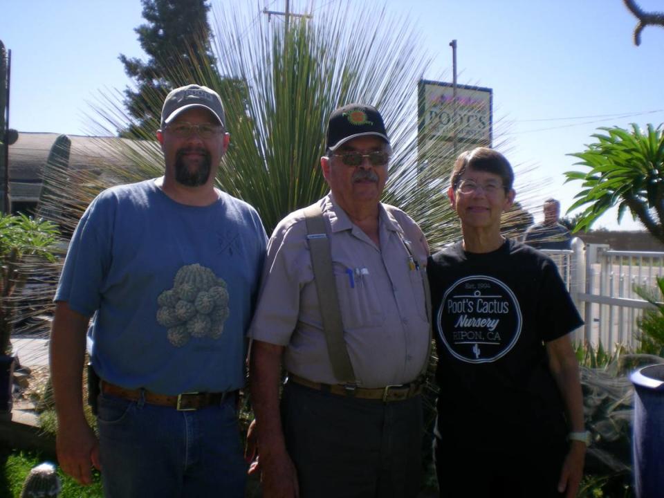 Bryan, Bill y Roelyn Poot en su vivero familiar.