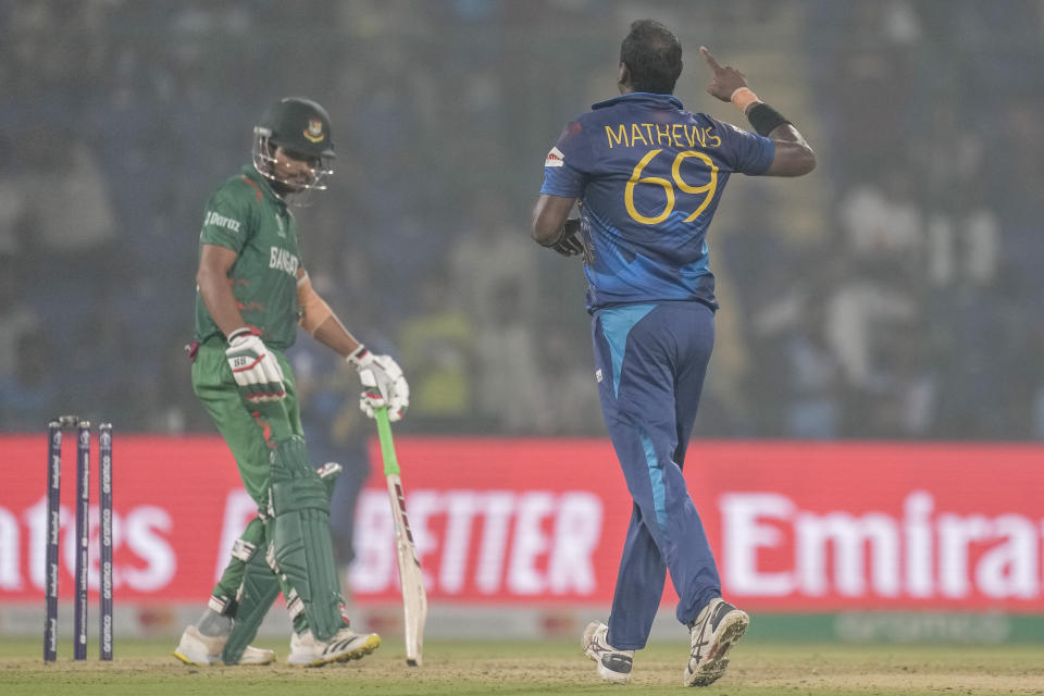 Sri Lanka's Angelo Mathews, right, celebrates the dismissal of Bangladesh's Najmul Hossain Shanto during the ICC Men's Cricket World Cup match between Bangladesh and Sri Lanka in New Delhi, India, Monday, Nov. 6, 2023. (AP Photo/Manish Swarup)