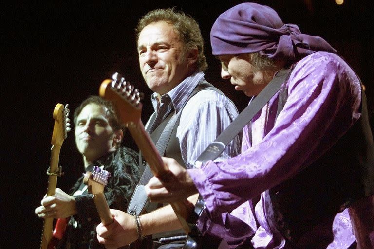 Bruce Springsteen con miembros de la E Street Band, durante un concierto que ofrecieron en 2000