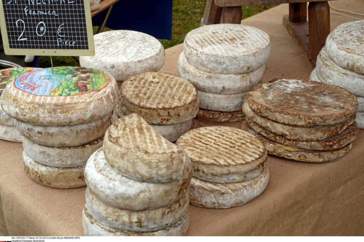 Choisissez les fromages que vous préférez et ne cherchez pas le « moins calorique », mais consommez-le en pleine conscience : on le regarde, on le sent et on profite de tous ses effets en bouche avant d'avaler.  - Credit:Mourad Allili/Sipa