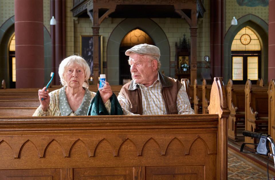 Ein Duo der Extraklasse: Frau Ziegler (Therese Dürrenberger) versucht Hans Zielonka (Michael Hanemann) zu erklären, was sie alles im Weltall braucht. (Bild: ARD/Frank Dicks)