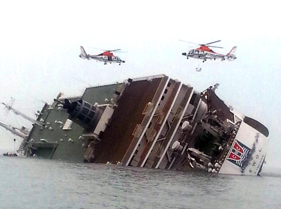 Helicópteros de rescate sobrevuelan un transbordador surcoreano con más de 450 pasajeros, en su mayoría estudiantes de secundaria, el miércoles 16 de abril de 2014, frente a la costa sur de Corea del Sur. (Foto AP/Yonhap)