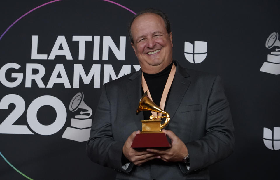 Julio Reyes Copello posa en la sala de prensa con el premio a productor del año en la 23a entrega anual del Latin Grammy en la Mandalay Bay Michelob Ultra Arena el 17 de noviembre de 2022 en Las Vegas. (Foto AP/Chris Pizzello)