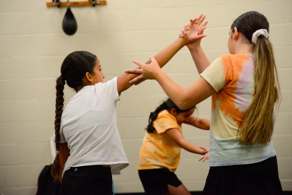 Las alumnas Isabella Granados (izquierda), Natalie González (centro) y Zoe O'Donnell (derecha) practicando movimientos de defensa personal, el lunes 24 de junio de 2024.