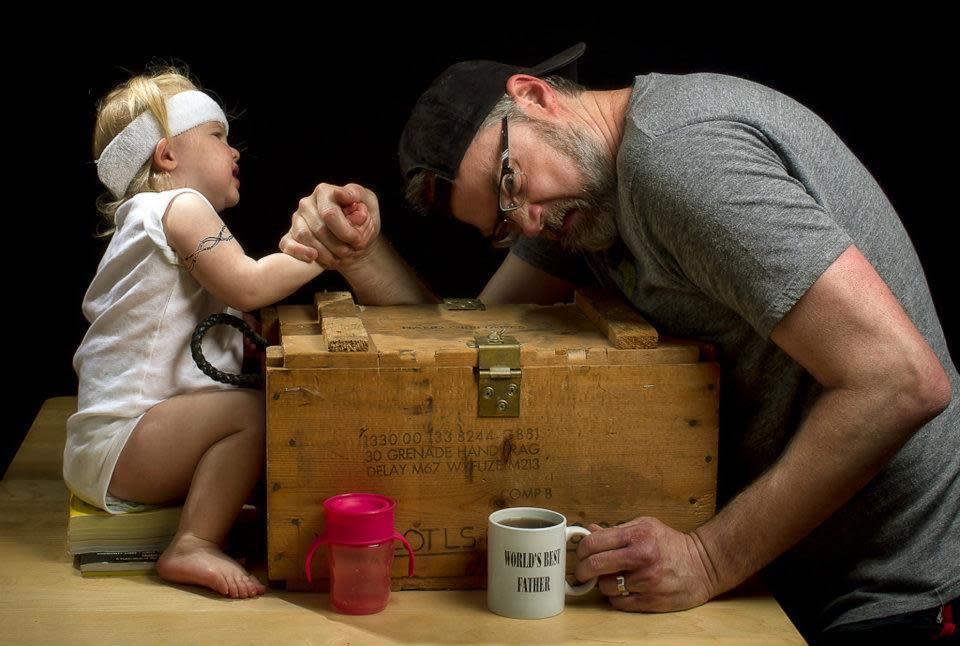 Padre e hija disfrutan pasar el tiempo juntos.