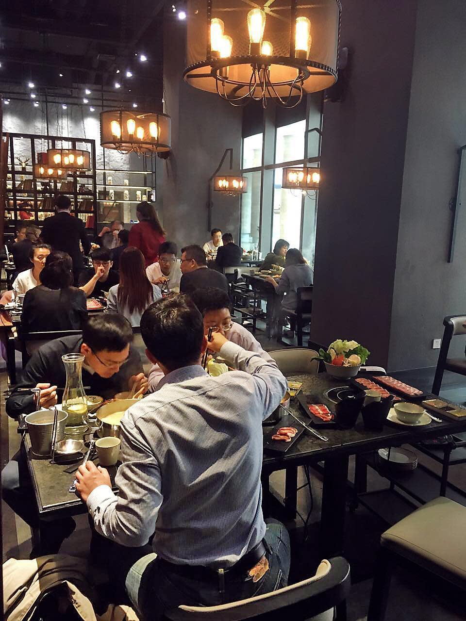 大釧鍋物上海一店去年開幕時，吳易展招待不少台灣股東到店裡用餐。（讀者提供）