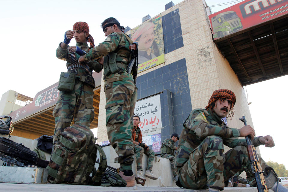 <p>Kurdish Peshmerga fighters gather north of Kirkuk, Iraq, Oct. 19, 2017. (Photo: Ako Rasheed/Reuter) </p>