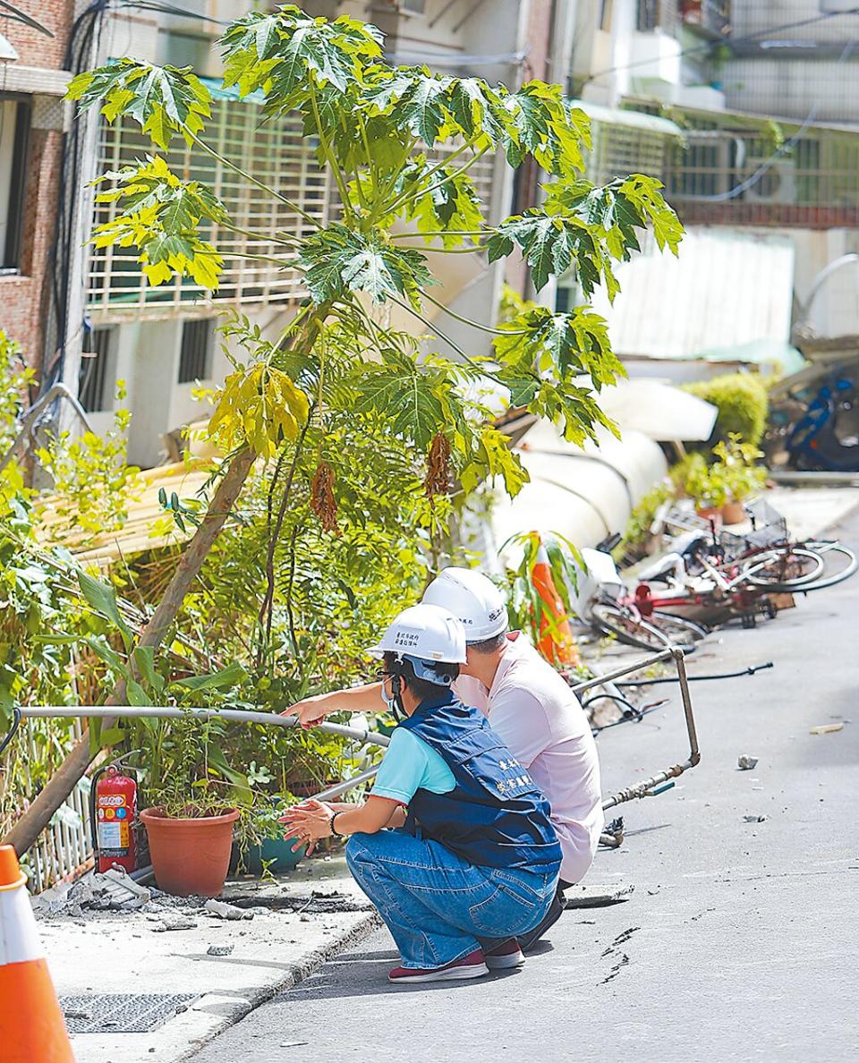 基泰建設在台北市大直的建案工地去年發生重大工安意外，造成鄰近民宅嚴重龜裂下陷，土木技師到場鑑定建築物。（本報資料照片）