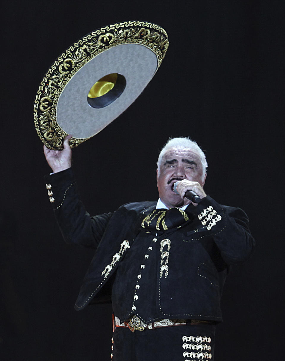 ARCHIVO - Vicente Fernández da un concierto en el Estadio Azteca en la Ciudad de México el 16 de abril de 2016. Fernández, gigante de la música regional mexicana cuya poderosa voz inmortalizó canciones como "El rey", "Volver, volver" y “Lástima que seas ajena” e inspiró a nuevas generaciones de intérpretes, falleció el domingo 12 de diciembre de 2021, informó su familia. Tenía 81 años. (AP Foto/Marco Ugarte)