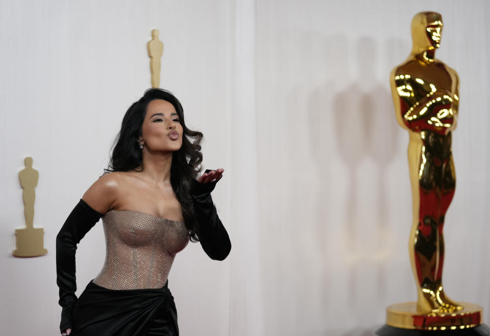 Becky G llega a los Oscar el domingo 10 de marzo de 2024, en el Teatro Dolby en Los Ángeles. (Foto AP/Ashley Landis)