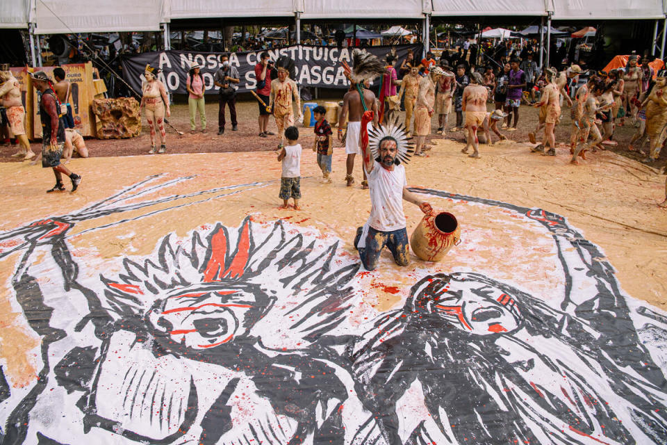 巴西原住民藝術家Ibraim Nascimento藉由大型畫作，描述原住民對採礦業發動的抗爭。