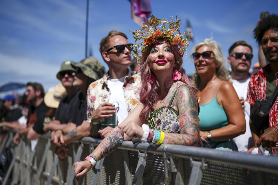 Una asistente antes del concierto de Cyndi Lauper en el Festival de Glastonbury en Worthy Farm, Somerset, Inglaterra, el sábado 29 de junio de 2024. (Scott A Garfitt/Invision/AP)