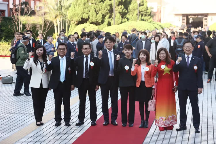 黃國昌今和民眾黨立委一起走紅毯。彭欣偉攝