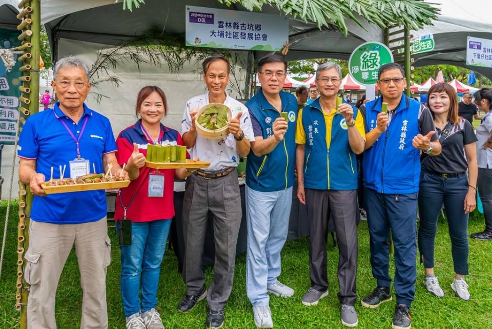 環境部彭啓明部長與雲林縣古坑鄉大埔社區發展協會共同宣導食當季食在地（圖：環境部環境保護司）