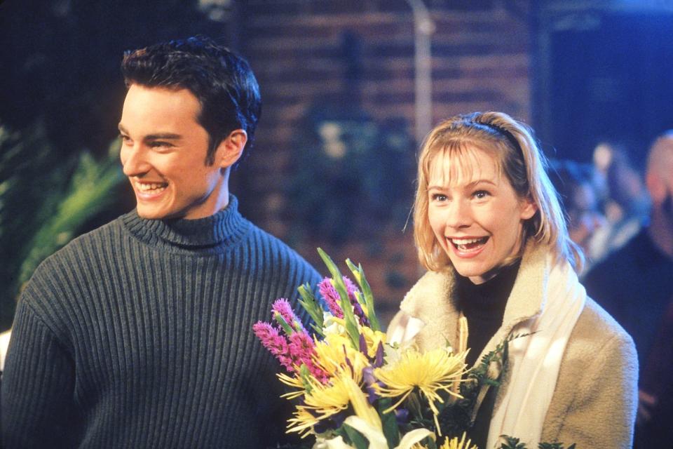 Noch eine Teenagerserie mit (anfangs) 29-jähriger Darstellerin: Meredith Monroe (Bild, mit Kerr Smith) war die Seniorin der "Dawson's Creek"-Clique, die sich sechs Staffeln lang durch die Wirren von Pubertät, High School und College schlug. (Bild: Sony Pictures Home Entertainment)