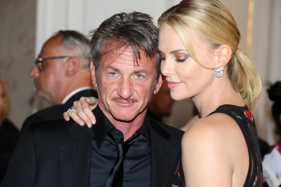 Sean Penn and Charlize Theron attend the AIDS Solidarity Gala together in 2015.&nbsp; (Photo: Thomas Niedermueller/Life Ball 2015 via Getty Images)