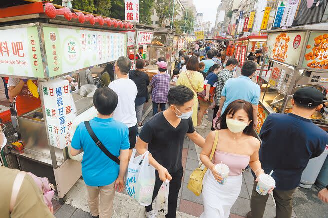 新冠肺炎疫情持續延燒，許多餐飲業者在風暴中苦苦支撐，超過1萬8000家業者申請餐飲補助，經濟部初估將有逾5萬家申請。（杜宜諳攝）