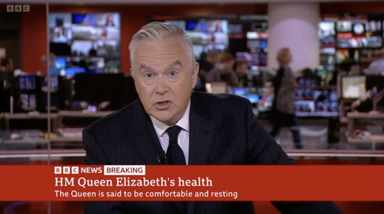 Huw Edwards ante la noticia de la muerte de la Reina Isabel II