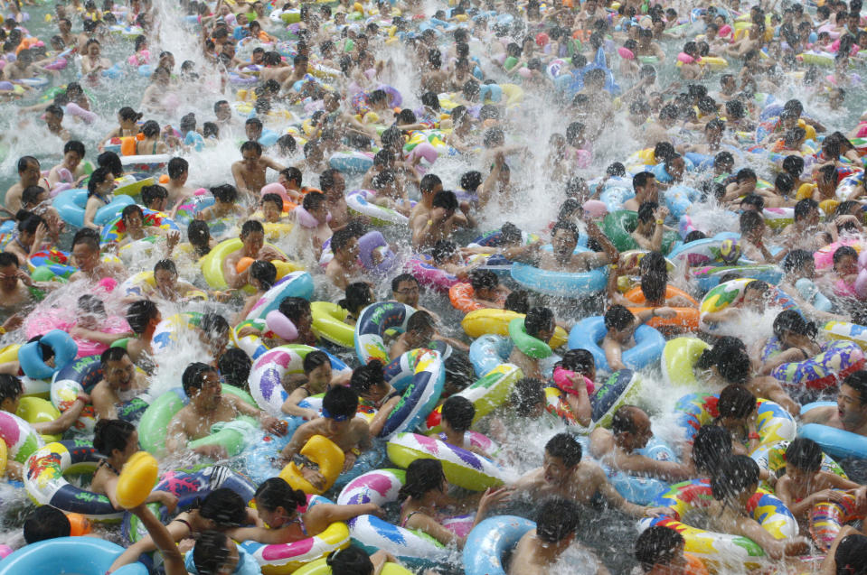 Des Chinois se rafraîchissent dans une piscine géante dans la province du Daying.