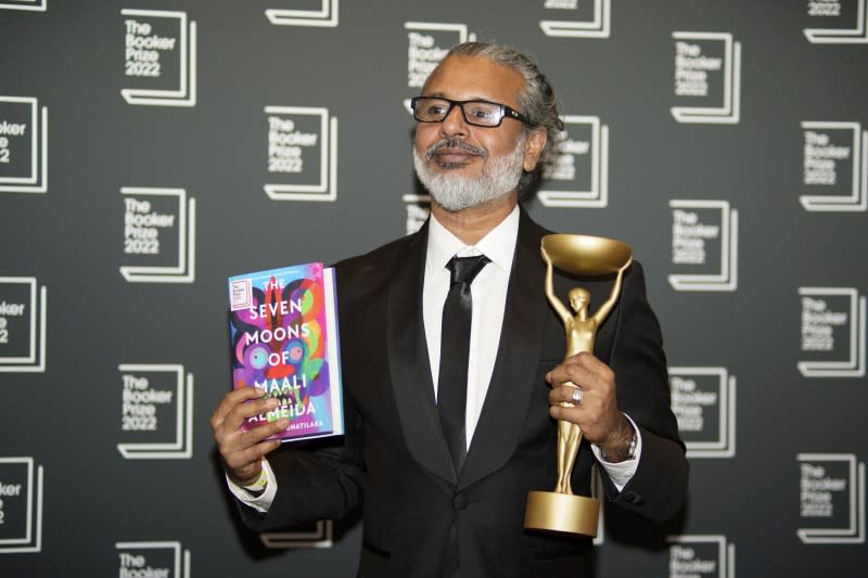 2022年10月17日，國際文學大獎「布克獎」在英國首都倫敦揭曉，斯里蘭卡作家卡魯納提拉卡憑藉小說《馬里．阿爾梅達的七個月亮》獲得殊榮（美聯社）