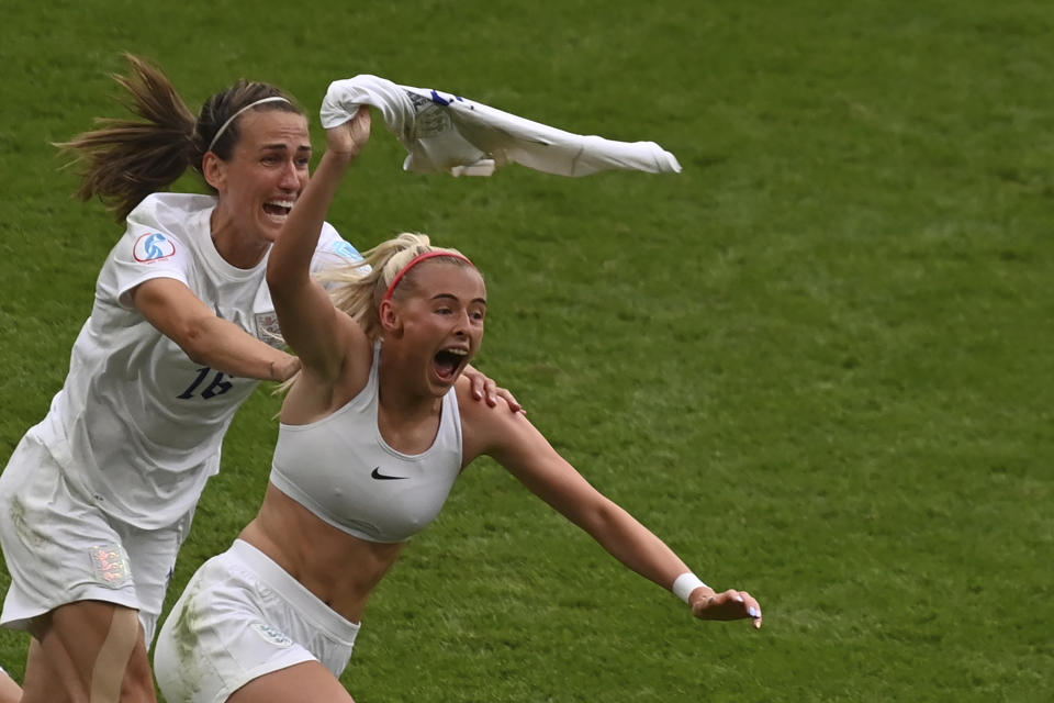 Chloe Kelly (derecha) celebra con Jill Scott tras anotar el segundo gol de Inglaterra ante Alemania en la final de la Eurocopa femenina, el domingo 31 de julio de 2022, en Londres. (AP Foto/Rui Vieira)