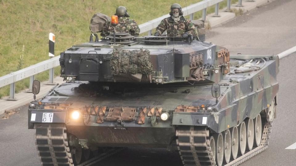 El Ejército suizo en un tanque Leopard 2 durante maniobras militares.