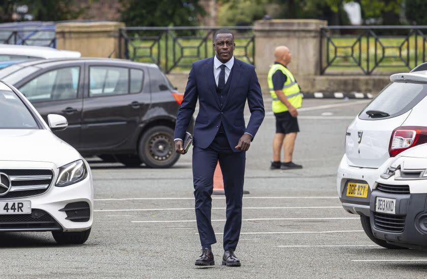 El jugador del Manchester City Benjamin Mendy se presenta al juzgado de Chester, Inglatera, el lunes 15 de agosto de 2022. (David Rawcliffe/PA vía AP)