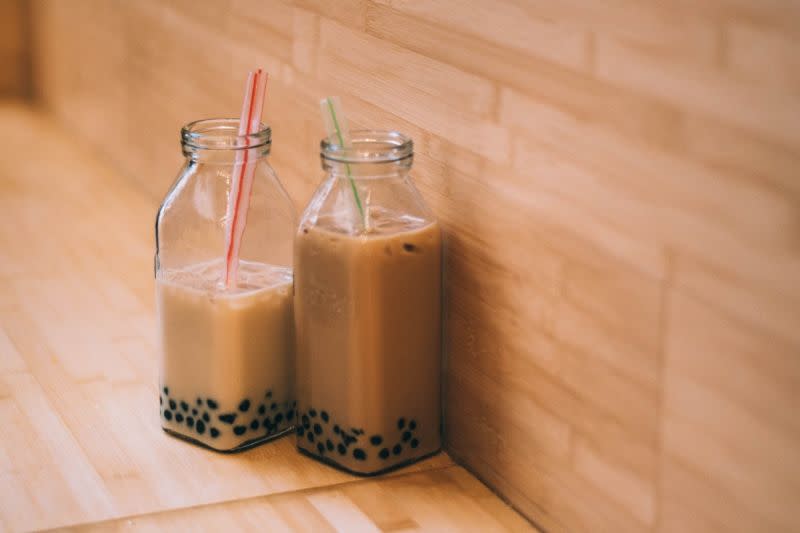 ▲「珍珠奶茶」是台灣揚名國際的美味飲品，在世界各國都逐漸能看到它的身影。不過受到物價影響，近年來手搖杯的價格也越來越驚人。（示意圖／取自unsplash）