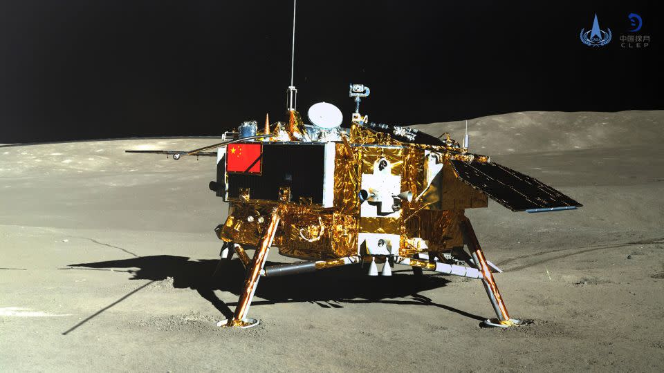 El vehículo lunar Yutu-2 tomó una imagen de la sonda lunar Chang'e-4 en la cara oculta de la Luna el 11 de enero de 2019. - Administración Nacional del Espacio de China/AFP/Getty Images