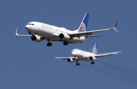 FILE PHOTO: A United Airlines Boeing 737-800 and United Airlines A320 Airbus on seen approach to San Francisco International Airport, San Francisco, California, April 14, 2015. REUTERS/Louis Nastro/File Photo