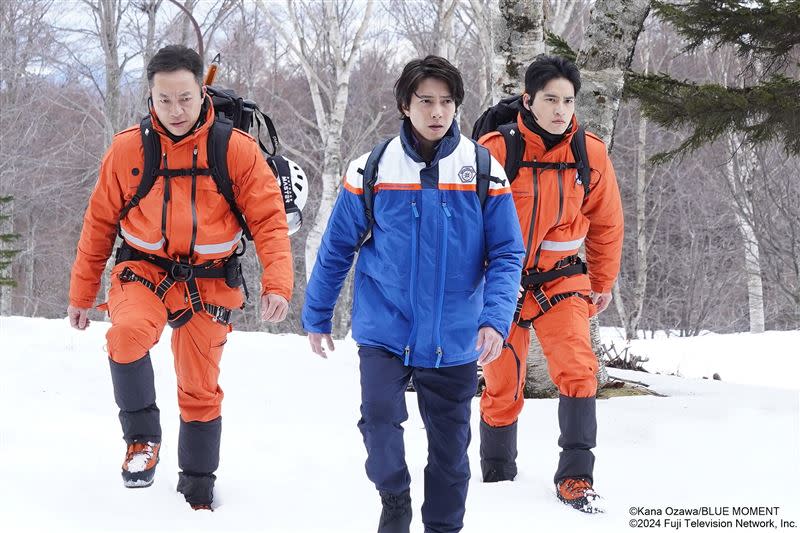 山下智久在《BLUE MOMENT 暮色氣象英雄》大雪中救援。（圖／Hami Video提供）