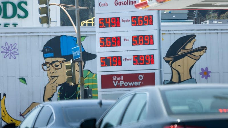 Gas prices are pointing up at a gas station in Sherman Oaks but 2.9 million are driving to Memorial Weekend getaways on Wednesday, May 22, 2024 in Los Angeles, CA. - Image: Brian van der Brug / Los Angeles Times (Getty Images)