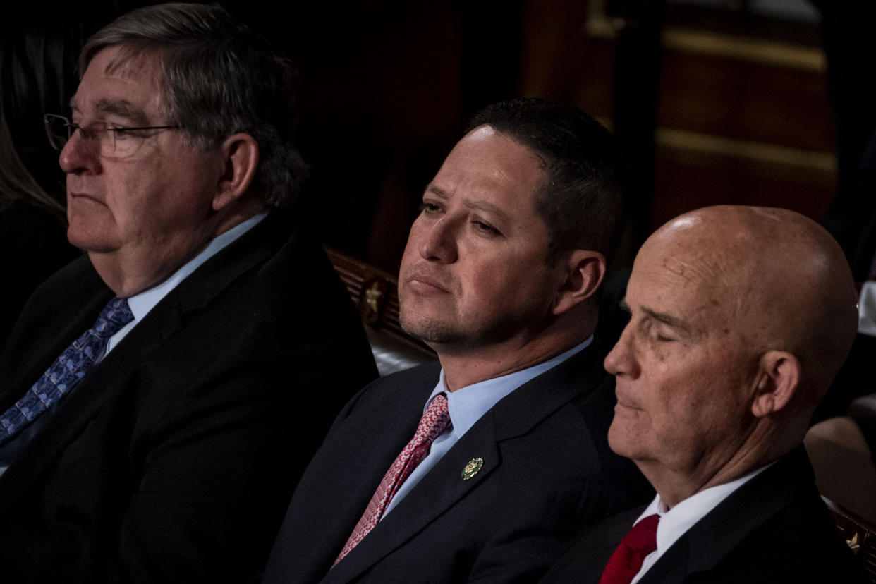 El representante republicano de Texas Tony Gonzales, al centro, en el Capitolio en Washington, el 17 de octubre de 2023. (Haiyun Jiang/The New York Times)