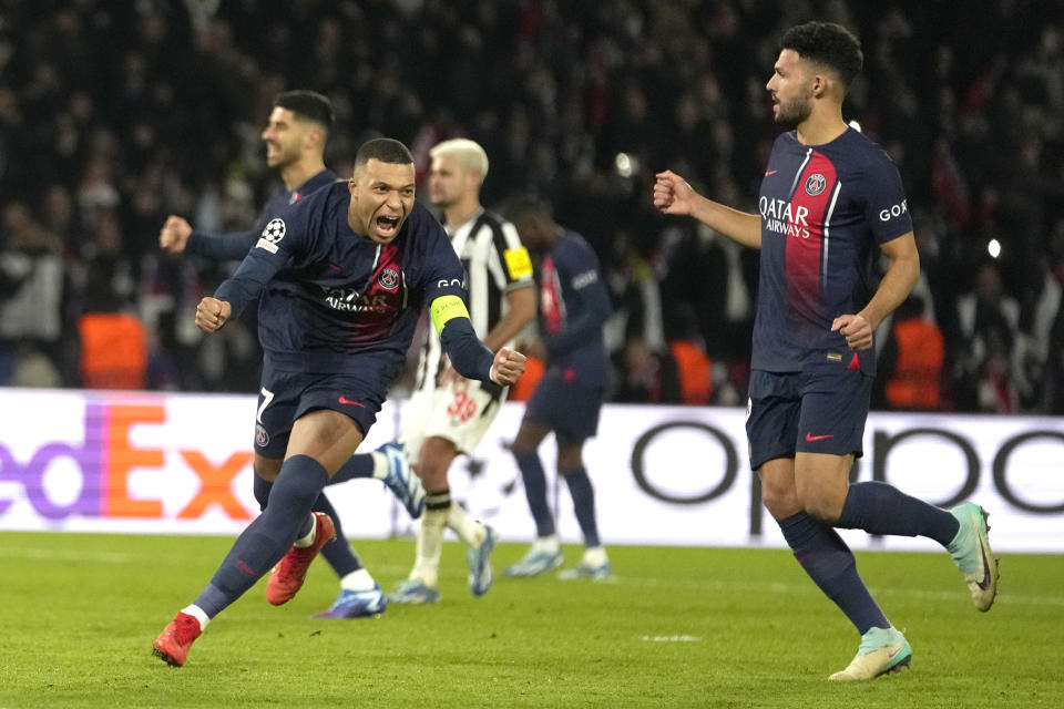 Kylian Mbappé celebra tras anotar el gol del Paris Saint-Germain para el empate 1-1 con Newcastle en la Liga de Campeones, el martes 28 de noviembre de 2023, en París. (AP Foto/Thibault Camus)