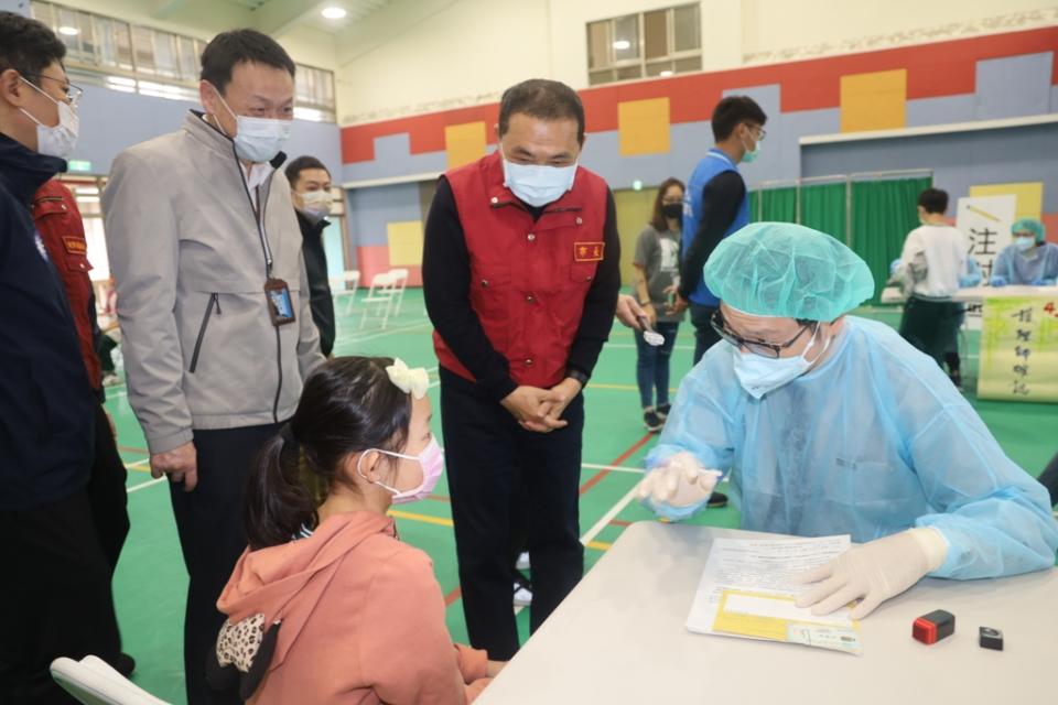 《圖說》新北市COVID-19兒童疫苗校園接種作業今日展開，市長侯友宜沿著動線視察，在評估區關心孩子施打疫苗情況。〈教育局提供〉