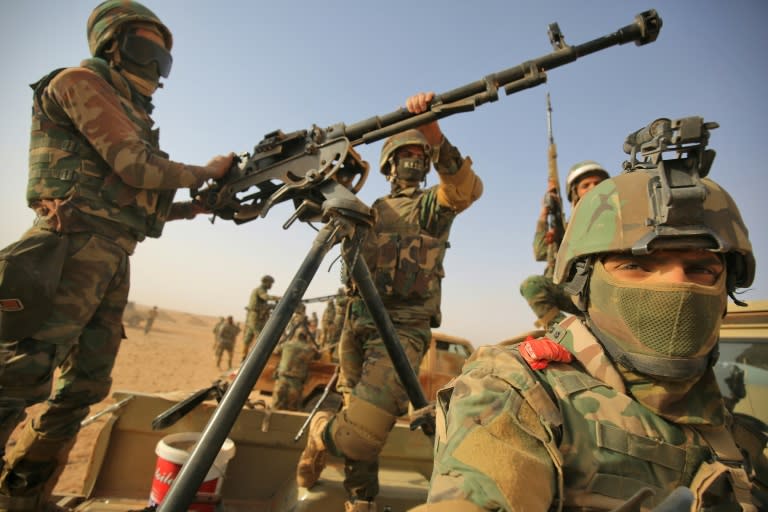 Iraqi forces and members of the Hashed al-Shaabi (Popular Mobilisation units) advance against Islamic State group jihadists in Al-Qaim, in Iraq's western Anbar province near the Syrian border on November 3, 2017