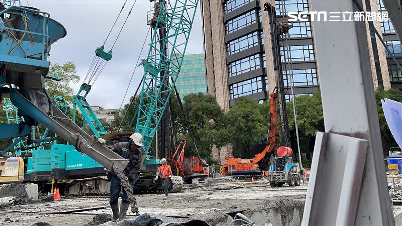 璞真慶城街建案兩周前發生路面塌陷意外，目前已完成回填並通車。（圖／記者楊忠翰攝影）