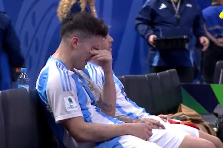 El desconsuelo del seleccionado argentino de futsal, que perdió la final del Mundial de Uzbekistán frente a Brasil